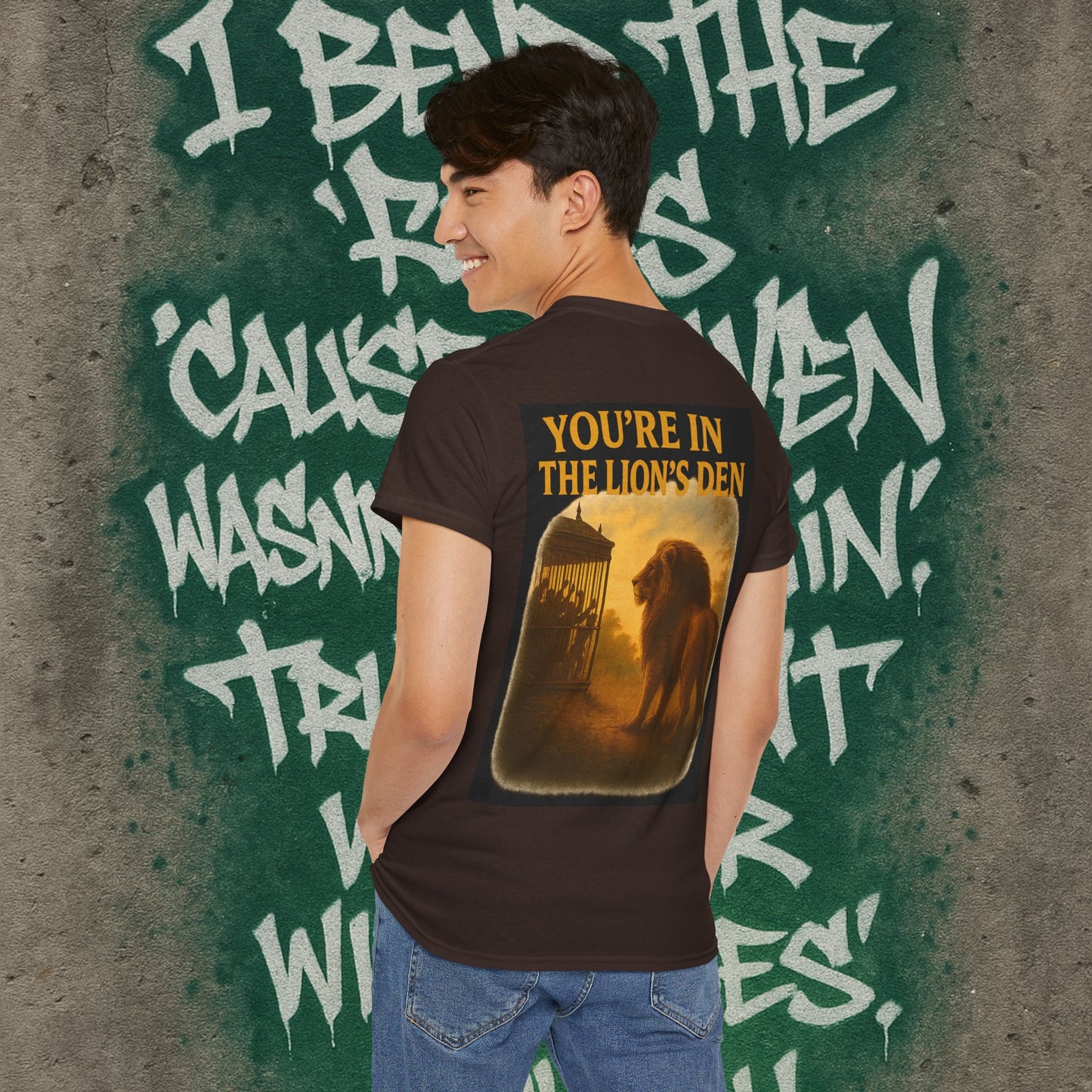 (Heavy Tee) Never Bow Co “You’re in the Lion’s Den” Graphic Streetwear Tee | Step into the Lion’s Den. Fearless statement piece built for warriors who refuse silence. Heavy cotton, bold graphic, courtroom grit. Wear strength, fight truth, and Never Bow.