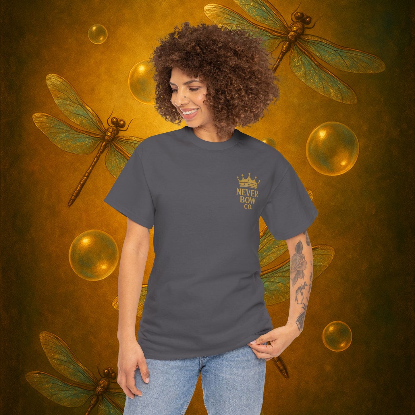 (Heavy Tee) Never Bow Co “You’re in the Lion’s Den” Graphic Streetwear Tee | Step into the Lion’s Den. Fearless statement piece built for warriors who refuse silence. Heavy cotton, bold graphic, courtroom grit. Wear strength, fight truth, and Never Bow.