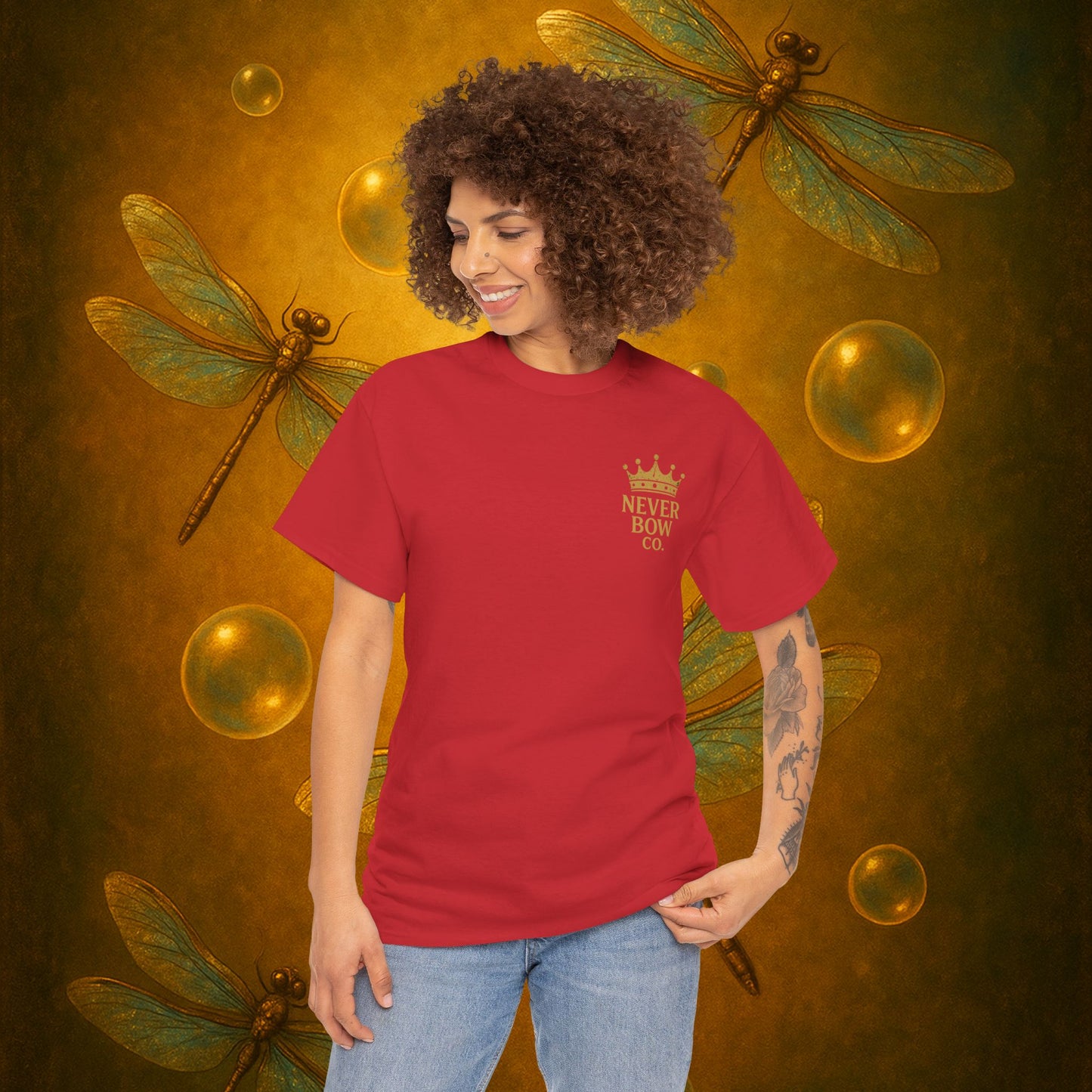 (Heavy Tee) Never Bow Co “You’re in the Lion’s Den” Graphic Streetwear Tee | Step into the Lion’s Den. Fearless statement piece built for warriors who refuse silence. Heavy cotton, bold graphic, courtroom grit. Wear strength, fight truth, and Never Bow.