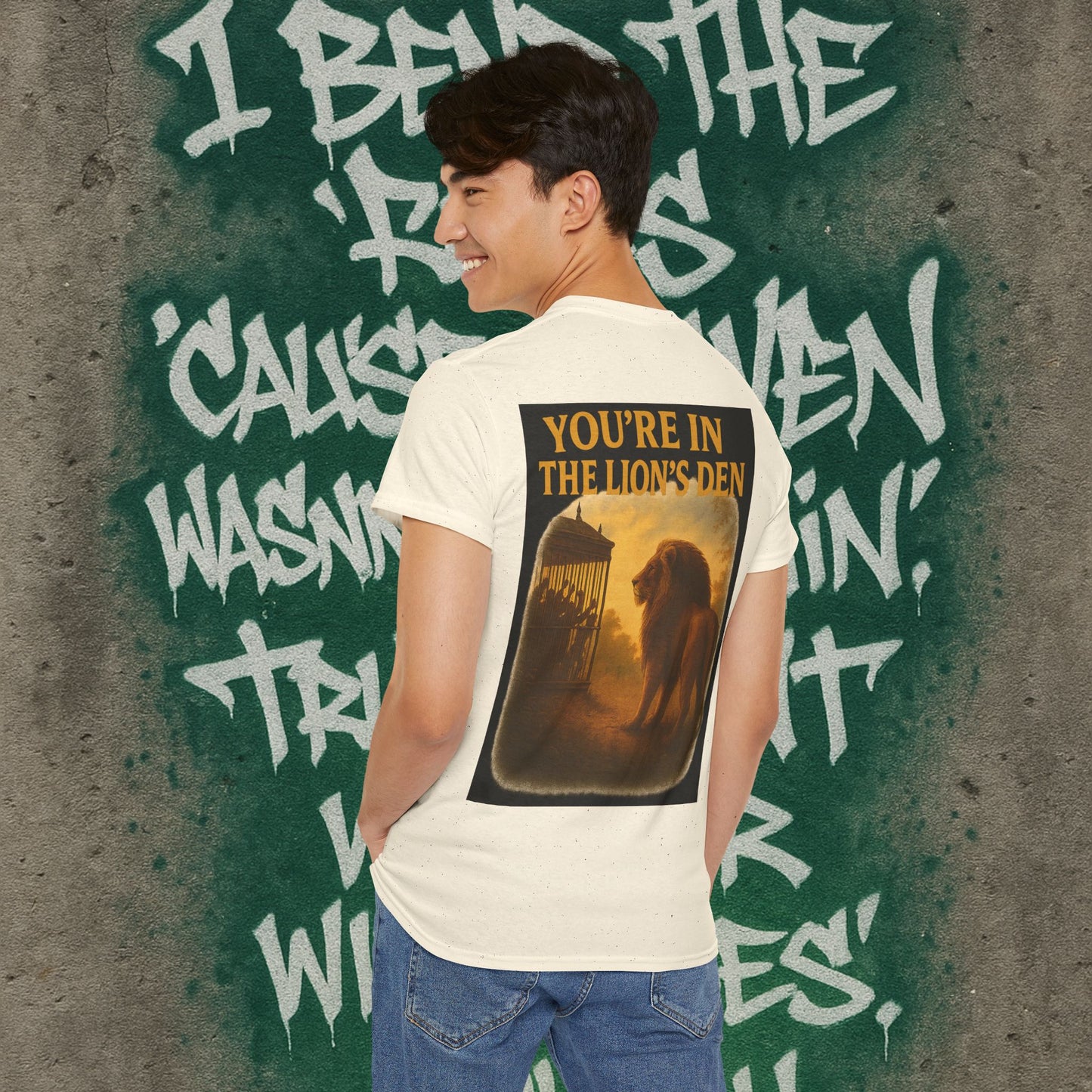 (Heavy Tee) Never Bow Co “You’re in the Lion’s Den” Graphic Streetwear Tee | Step into the Lion’s Den. Fearless statement piece built for warriors who refuse silence. Heavy cotton, bold graphic, courtroom grit. Wear strength, fight truth, and Never Bow.