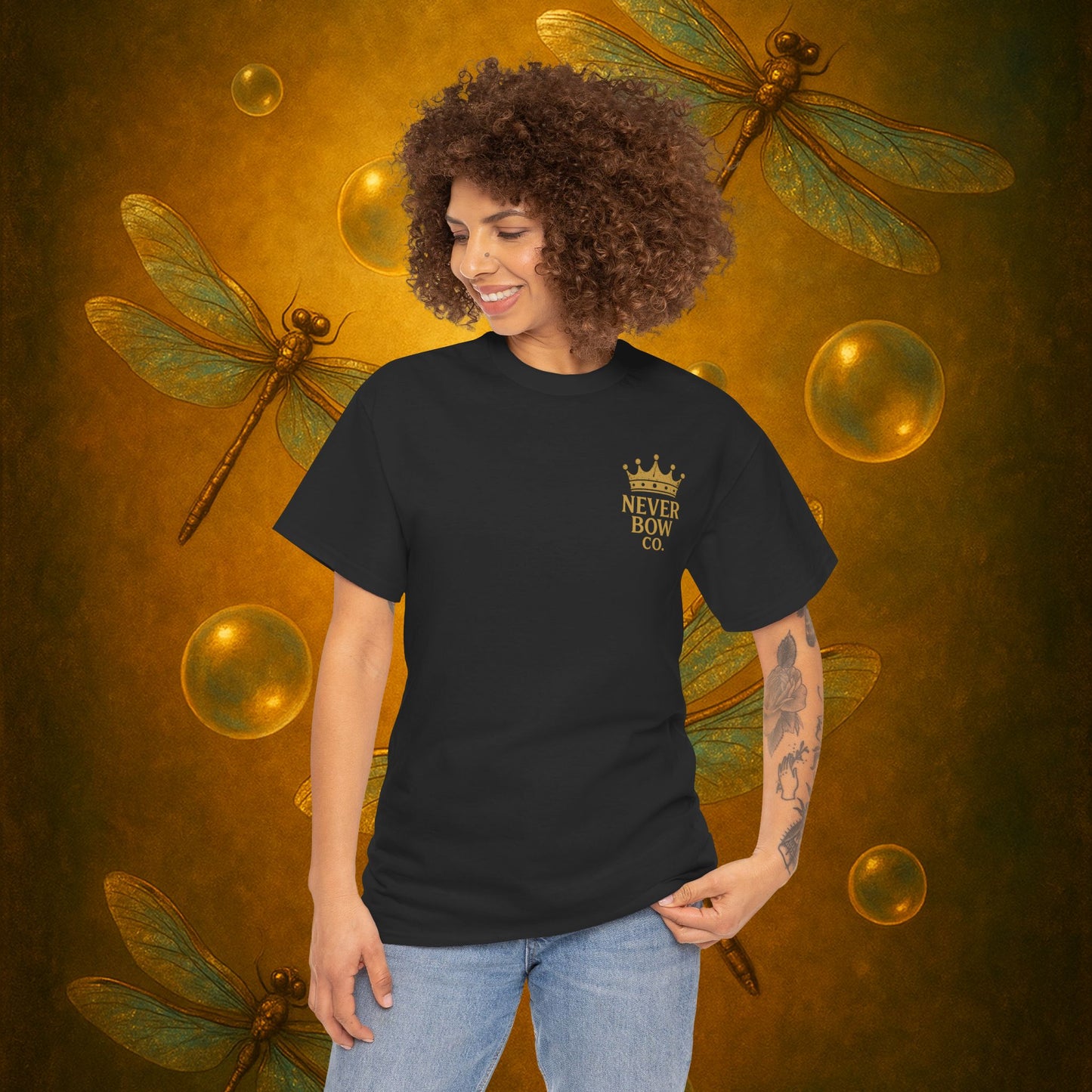 (Heavy Tee) Never Bow Co “You’re in the Lion’s Den” Graphic Streetwear Tee | Step into the Lion’s Den. Fearless statement piece built for warriors who refuse silence. Heavy cotton, bold graphic, courtroom grit. Wear strength, fight truth, and Never Bow.