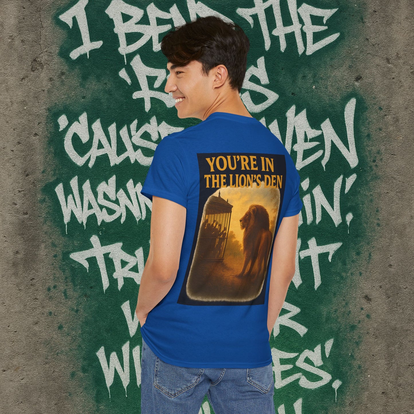 (Heavy Tee) Never Bow Co “You’re in the Lion’s Den” Graphic Streetwear Tee | Step into the Lion’s Den. Fearless statement piece built for warriors who refuse silence. Heavy cotton, bold graphic, courtroom grit. Wear strength, fight truth, and Never Bow.