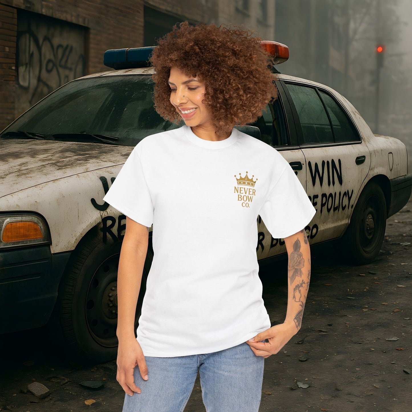 (Heavy Tee) Never Bow Co “Justice Will Be Heard” | Justice has a voice, and it roars from your back. Heavy cotton, bold print — a rebel’s declaration that truth echoes louder than lies. Wear it. Make them listen.