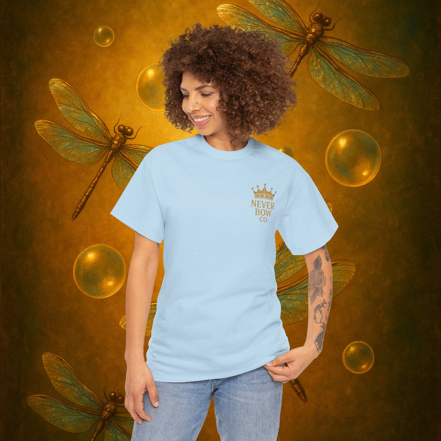 (Heavy Tee) Never Bow Co “You’re in the Lion’s Den” Graphic Streetwear Tee | Step into the Lion’s Den. Fearless statement piece built for warriors who refuse silence. Heavy cotton, bold graphic, courtroom grit. Wear strength, fight truth, and Never Bow.