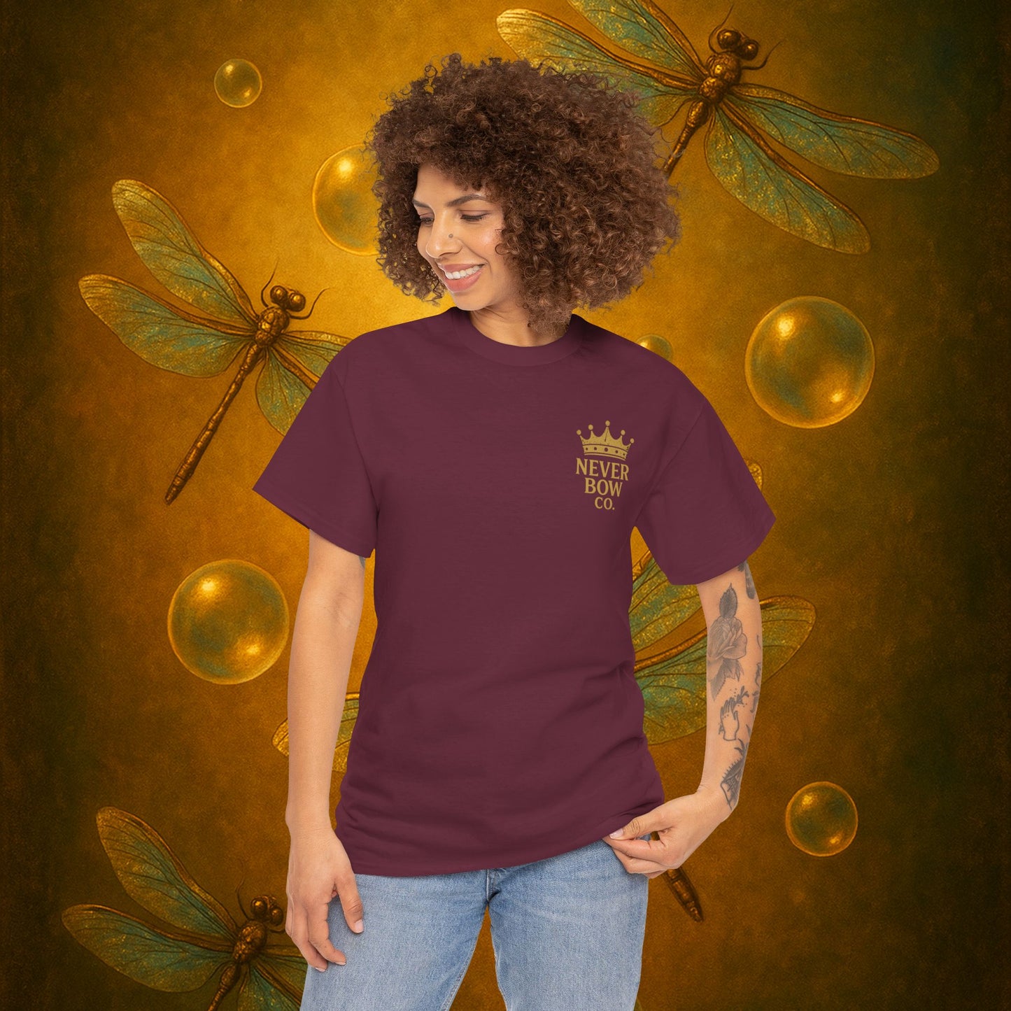 (Heavy Tee) Never Bow Co “You’re in the Lion’s Den” Graphic Streetwear Tee | Step into the Lion’s Den. Fearless statement piece built for warriors who refuse silence. Heavy cotton, bold graphic, courtroom grit. Wear strength, fight truth, and Never Bow.