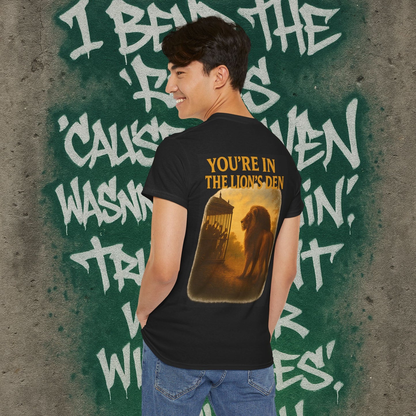 (Heavy Tee) Never Bow Co “You’re in the Lion’s Den” Graphic Streetwear Tee | Step into the Lion’s Den. Fearless statement piece built for warriors who refuse silence. Heavy cotton, bold graphic, courtroom grit. Wear strength, fight truth, and Never Bow.