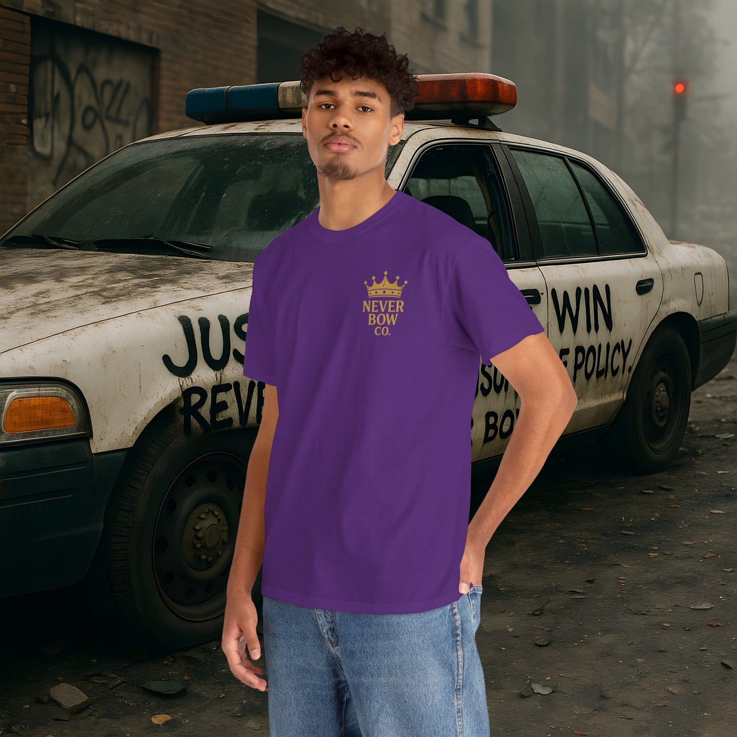 (Heavy Tee) Never Bow Co “Justice Will Be Heard” | Justice has a voice, and it roars from your back. Heavy cotton, bold print — a rebel’s declaration that truth echoes louder than lies. Wear it. Make them listen.