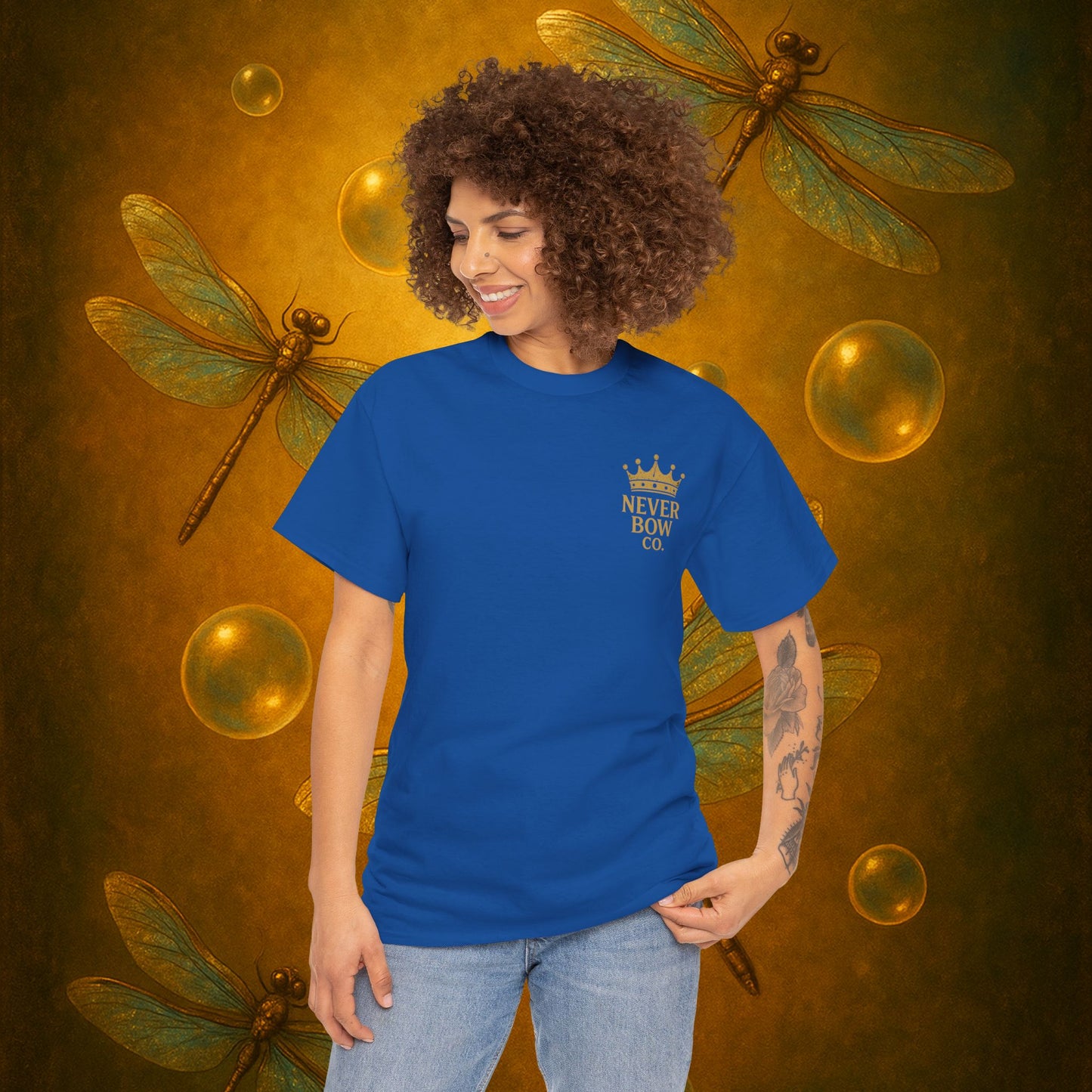 (Heavy Tee) Never Bow Co “You’re in the Lion’s Den” Graphic Streetwear Tee | Step into the Lion’s Den. Fearless statement piece built for warriors who refuse silence. Heavy cotton, bold graphic, courtroom grit. Wear strength, fight truth, and Never Bow.