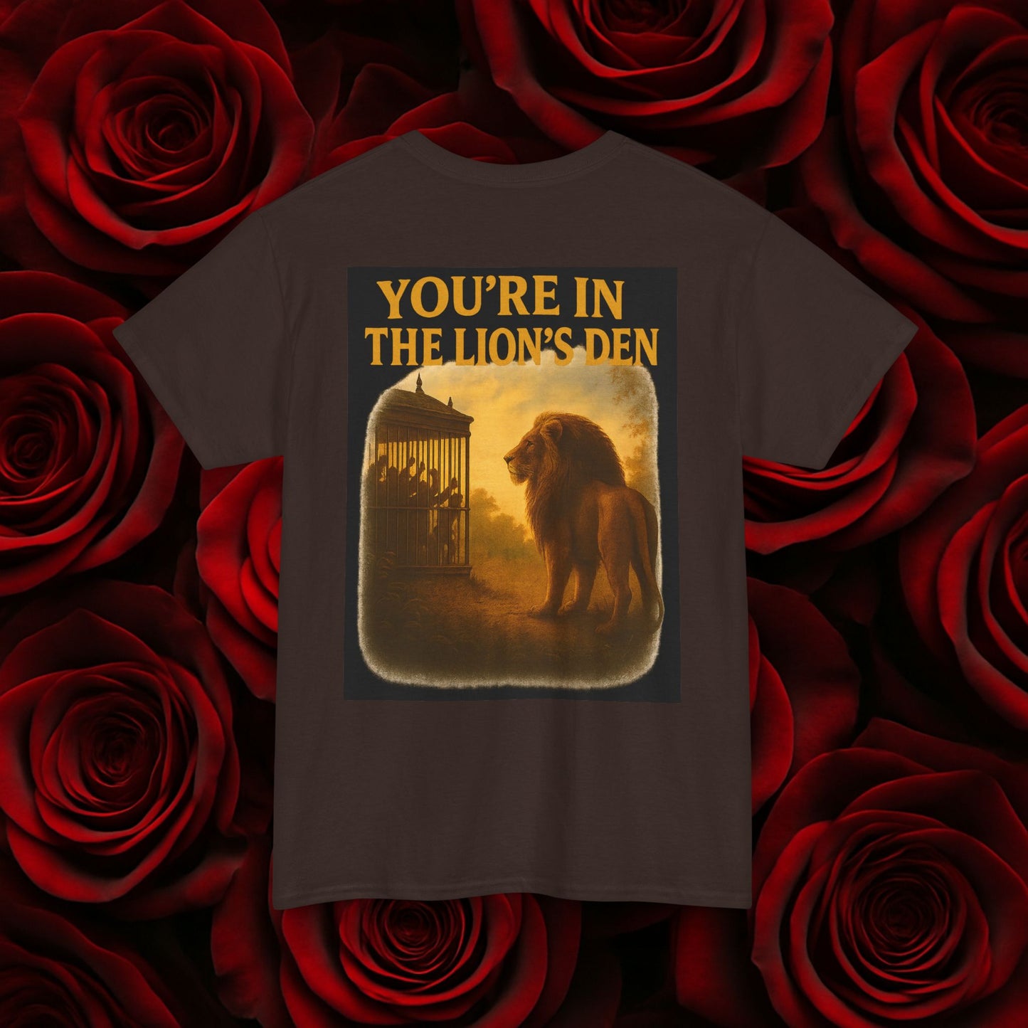 (Heavy Tee) Never Bow Co “You’re in the Lion’s Den” Graphic Streetwear Tee | Step into the Lion’s Den. Fearless statement piece built for warriors who refuse silence. Heavy cotton, bold graphic, courtroom grit. Wear strength, fight truth, and Never Bow.